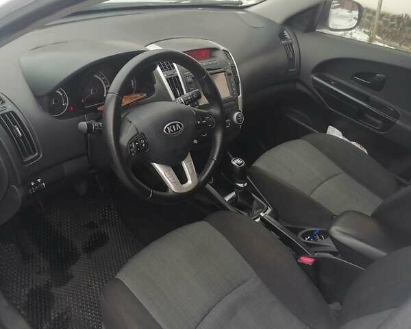 Білий Кіа Сід, об'ємом двигуна 1.59 л та пробігом 350 тис. км за 7500 $, фото 6 на Automoto.ua