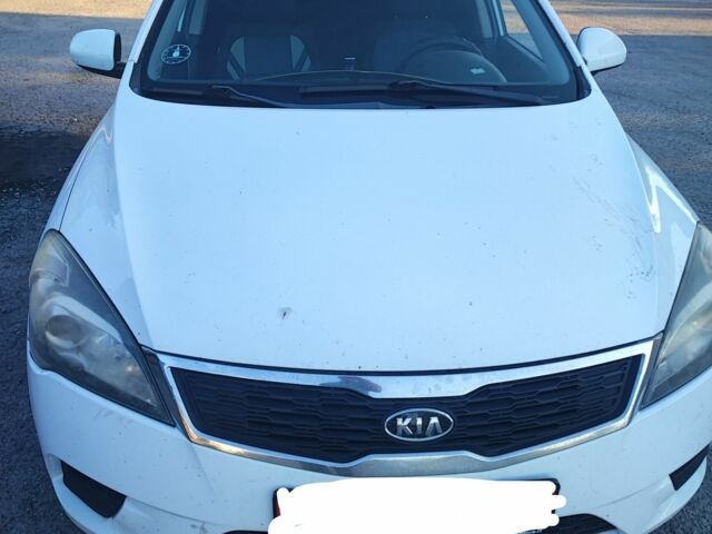 Белый Киа Сид, объемом двигателя 0 л и пробегом 111 тыс. км за 2467 $, фото 1 на Automoto.ua