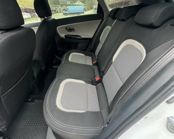 Білий Кіа Сід, об'ємом двигуна 1.6 л та пробігом 140 тис. км за 10500 $, фото 6 на Automoto.ua