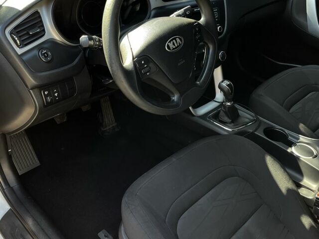 Белый Киа Сид, объемом двигателя 1.6 л и пробегом 160 тыс. км за 9000 $, фото 5 на Automoto.ua