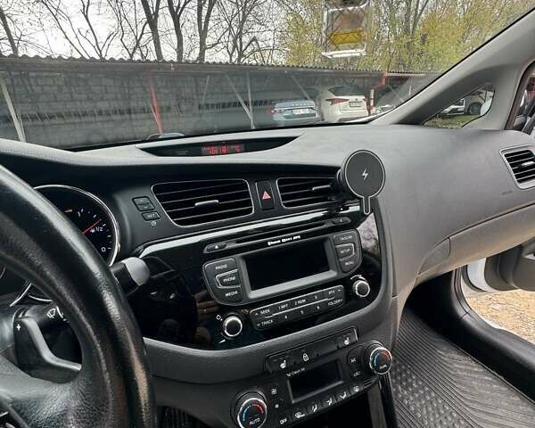Білий Кіа Сід, об'ємом двигуна 1.6 л та пробігом 140 тис. км за 10500 $, фото 22 на Automoto.ua