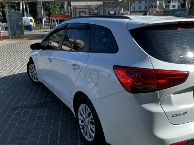 Белый Киа Сид, объемом двигателя 1.6 л и пробегом 160 тыс. км за 9000 $, фото 10 на Automoto.ua