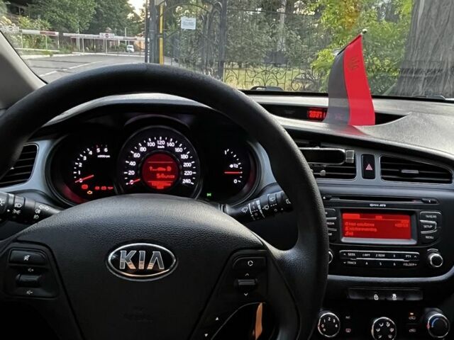 Белый Киа Сид, объемом двигателя 1.6 л и пробегом 160 тыс. км за 9000 $, фото 4 на Automoto.ua