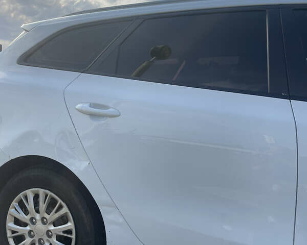 Білий Кіа Сід, об'ємом двигуна 1.6 л та пробігом 261 тис. км за 7500 $, фото 4 на Automoto.ua