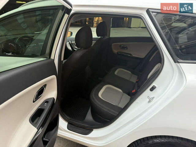 Білий Кіа Сід, об'ємом двигуна 1.6 л та пробігом 140 тис. км за 10400 $, фото 12 на Automoto.ua