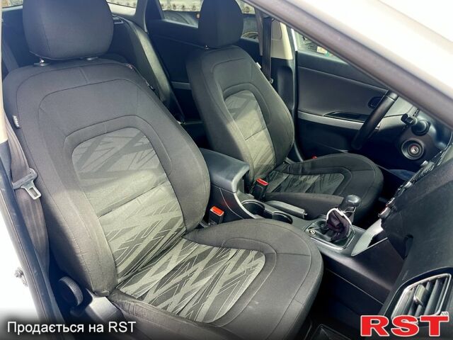Білий Кіа Сід, об'ємом двигуна 1.6 л та пробігом 172 тис. км за 8800 $, фото 7 на Automoto.ua