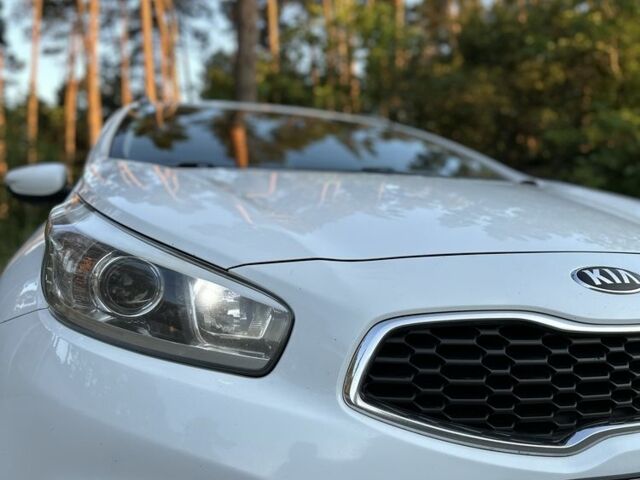 Белый Киа Сид, объемом двигателя 1.4 л и пробегом 250 тыс. км за 7700 $, фото 6 на Automoto.ua