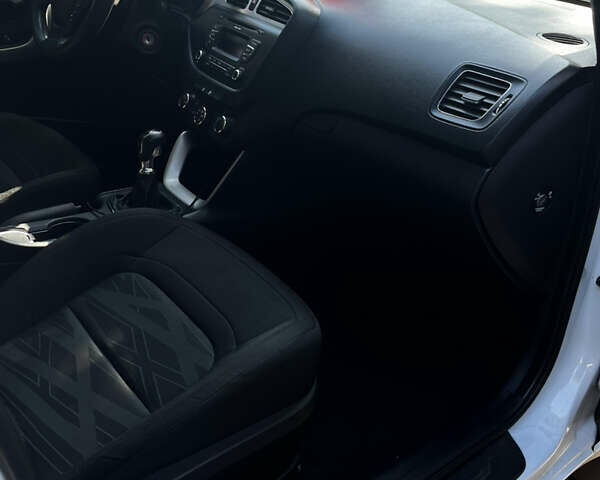 Белый Киа Сид, объемом двигателя 1.58 л и пробегом 160 тыс. км за 9400 $, фото 7 на Automoto.ua