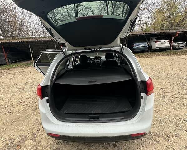 Білий Кіа Сід, об'ємом двигуна 1.6 л та пробігом 140 тис. км за 10500 $, фото 12 на Automoto.ua