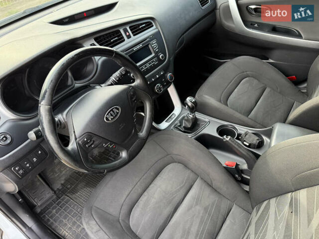Белый Киа Сид, объемом двигателя 1.58 л и пробегом 160 тыс. км за 8500 $, фото 25 на Automoto.ua