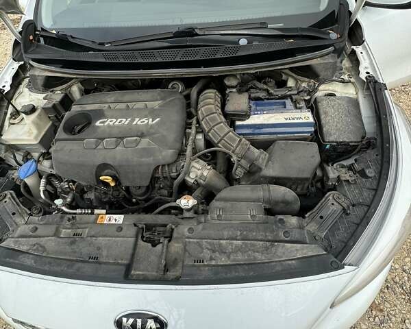 Білий Кіа Сід, об'ємом двигуна 1.6 л та пробігом 140 тис. км за 10500 $, фото 27 на Automoto.ua