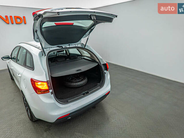 Белый Киа Сид, объемом двигателя 1.59 л и пробегом 204 тыс. км за 9622 $, фото 6 на Automoto.ua