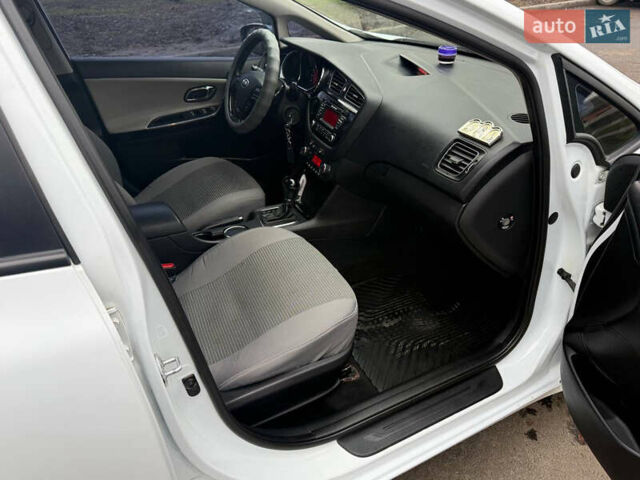 Білий Кіа Сід, об'ємом двигуна 1.6 л та пробігом 124 тис. км за 11500 $, фото 27 на Automoto.ua
