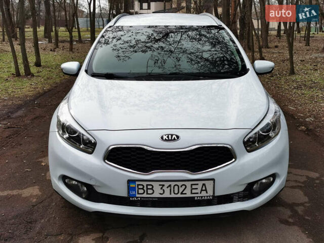 Белый Киа Сид, объемом двигателя 1.58 л и пробегом 142 тыс. км за 11300 $, фото 2 на Automoto.ua