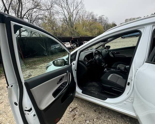 Білий Кіа Сід, об'ємом двигуна 1.6 л та пробігом 140 тис. км за 10500 $, фото 9 на Automoto.ua