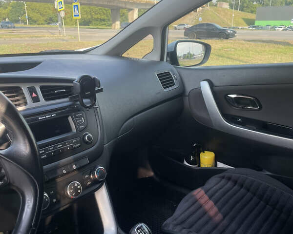 Білий Кіа Сід, об'ємом двигуна 1.6 л та пробігом 261 тис. км за 7500 $, фото 10 на Automoto.ua