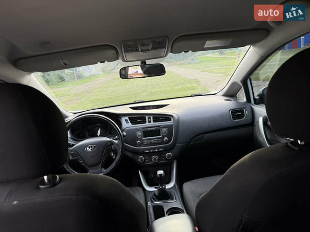 Белый Киа Сид, объемом двигателя 1.58 л и пробегом 160 тыс. км за 8500 $, фото 31 на Automoto.ua