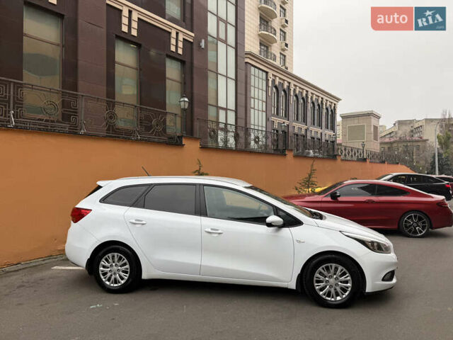 Білий Кіа Сід, об'ємом двигуна 1.6 л та пробігом 140 тис. км за 10400 $, фото 4 на Automoto.ua