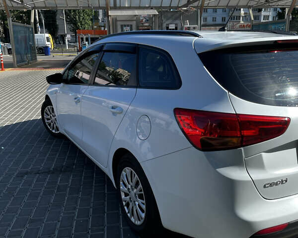 Белый Киа Сид, объемом двигателя 1.58 л и пробегом 160 тыс. км за 9400 $, фото 14 на Automoto.ua