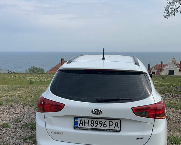 Белый Киа Сид, объемом двигателя 1.58 л и пробегом 160 тыс. км за 9400 $, фото 4 на Automoto.ua