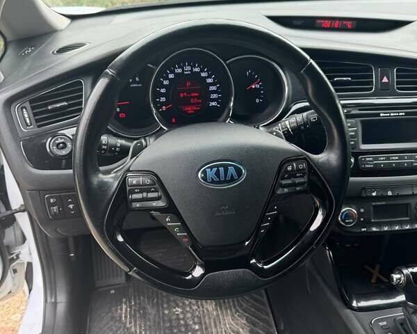 Білий Кіа Сід, об'ємом двигуна 1.6 л та пробігом 140 тис. км за 10500 $, фото 5 на Automoto.ua