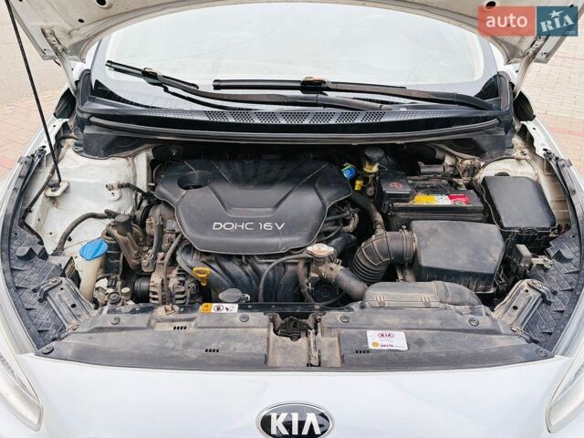 Белый Киа Сид, объемом двигателя 1.59 л и пробегом 233 тыс. км за 8900 $, фото 5 на Automoto.ua