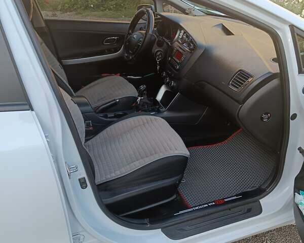Белый Киа Сид, объемом двигателя 1.58 л и пробегом 240 тыс. км за 8700 $, фото 5 на Automoto.ua