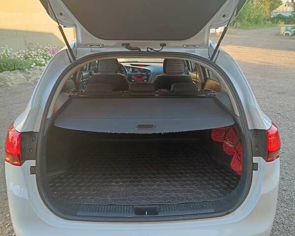 Белый Киа Сид, объемом двигателя 1.58 л и пробегом 240 тыс. км за 8700 $, фото 2 на Automoto.ua