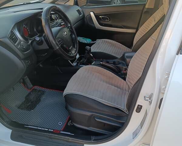 Белый Киа Сид, объемом двигателя 1.58 л и пробегом 240 тыс. км за 8700 $, фото 7 на Automoto.ua