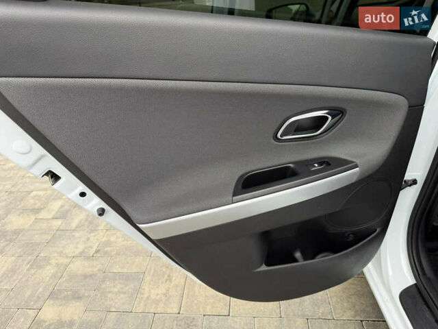 Білий Кіа Сід, об'ємом двигуна 1.6 л та пробігом 210 тис. км за 13500 $, фото 28 на Automoto.ua