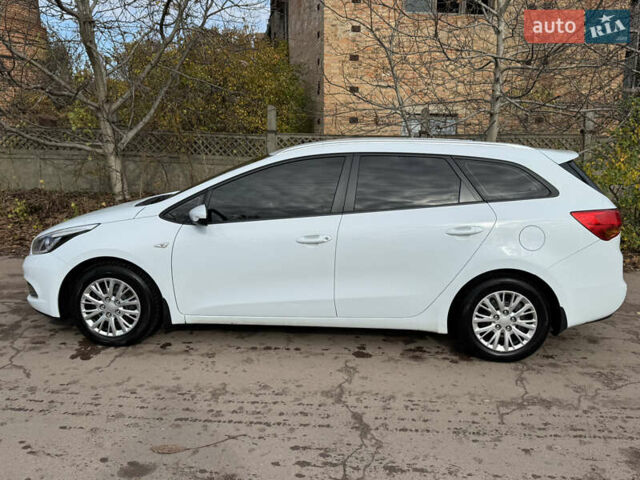 Кіа Сід 2015 у Прилуках на Automoto.ua Білий Кіа Сід, об'ємом двигуна 1.4 л та пробігом 233 тис. км за 6900 $, фото 6 на Automoto.ua