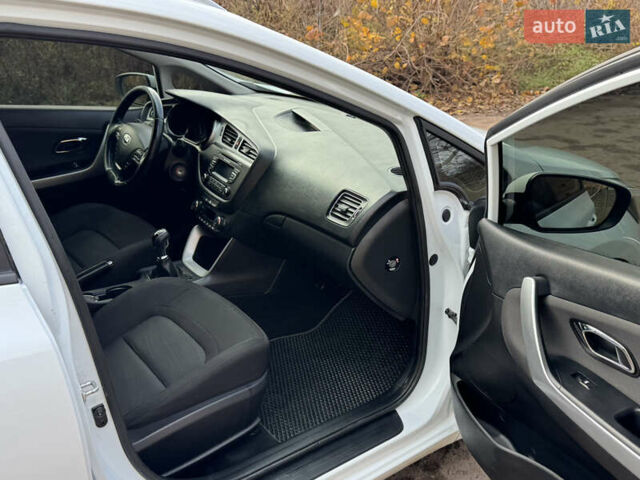 Кіа Сід 2015 у Прилуках на Automoto.ua Білий Кіа Сід, об'ємом двигуна 1.4 л та пробігом 233 тис. км за 6900 $, фото 12 на Automoto.ua