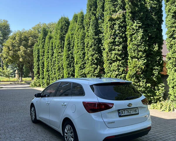 Белый Киа Сид, объемом двигателя 1.58 л и пробегом 258 тыс. км за 10800 $, фото 4 на Automoto.ua
