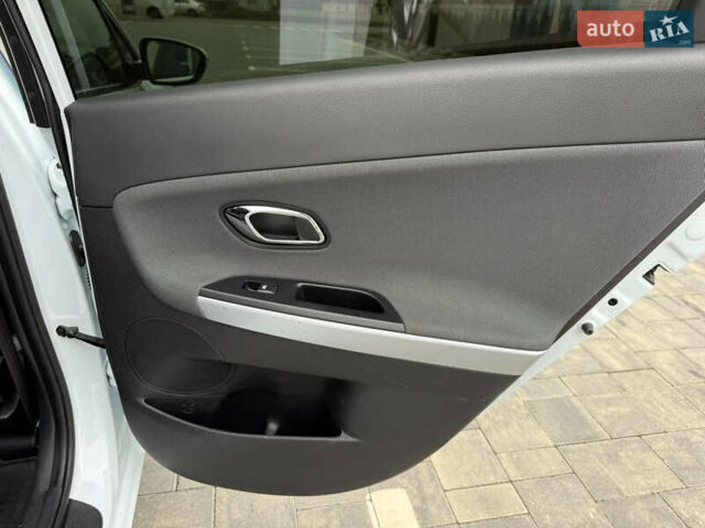 Білий Кіа Сід, об'ємом двигуна 1.6 л та пробігом 210 тис. км за 13500 $, фото 30 на Automoto.ua