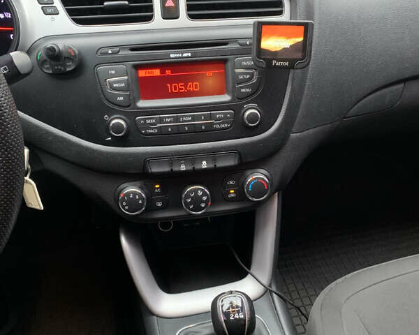 Білий Кіа Сід, об'ємом двигуна 1.6 л та пробігом 258 тис. км за 7800 $, фото 26 на Automoto.ua