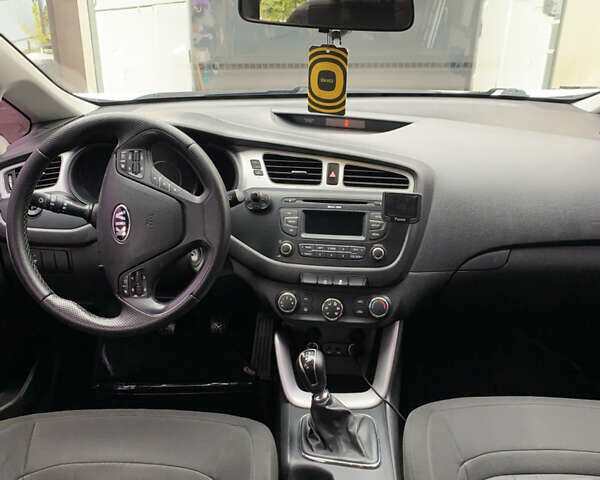 Білий Кіа Сід, об'ємом двигуна 1.6 л та пробігом 258 тис. км за 7800 $, фото 16 на Automoto.ua