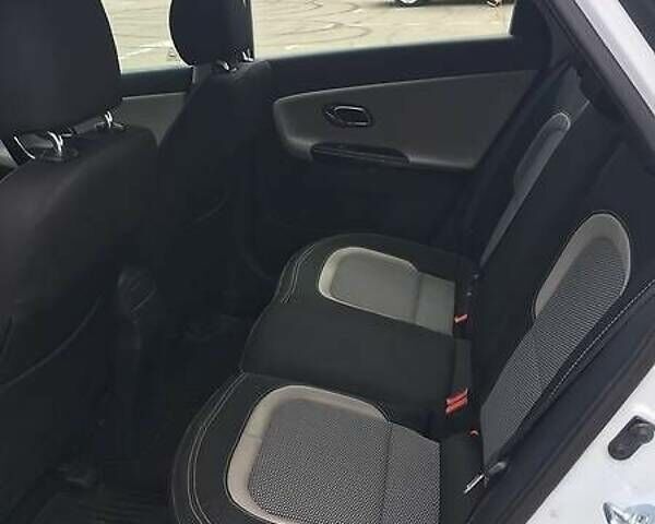 Белый Киа Сид, объемом двигателя 1.6 л и пробегом 99 тыс. км за 14000 $, фото 8 на Automoto.ua
