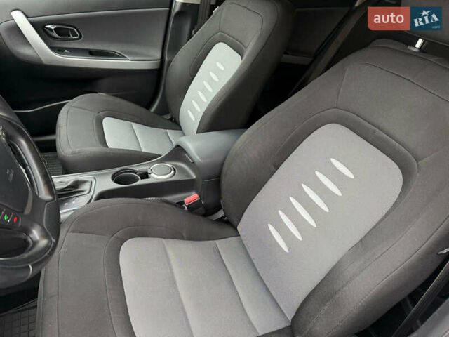 Білий Кіа Сід, об'ємом двигуна 1.6 л та пробігом 210 тис. км за 13500 $, фото 20 на Automoto.ua