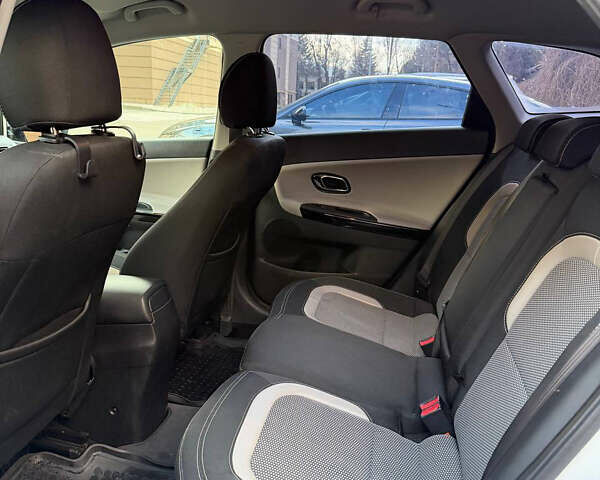 Білий Кіа Сід, об'ємом двигуна 1.59 л та пробігом 220 тис. км за 12050 $, фото 6 на Automoto.ua