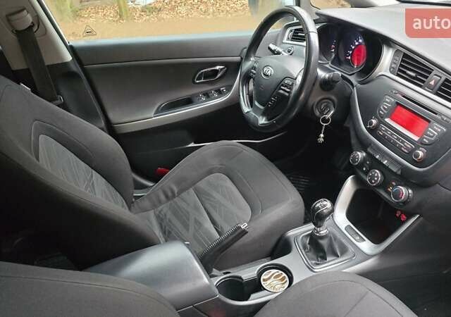 Белый Киа Сид, объемом двигателя 1.4 л и пробегом 198 тыс. км за 8500 $, фото 8 на Automoto.ua