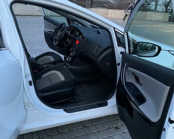 Белый Киа Сид, объемом двигателя 1.6 л и пробегом 30 тыс. км за 12500 $, фото 13 на Automoto.ua