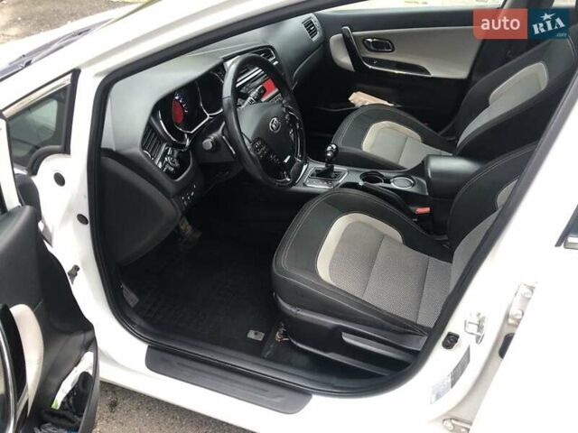 Белый Киа Сид, объемом двигателя 1.6 л и пробегом 160 тыс. км за 11600 $, фото 5 на Automoto.ua