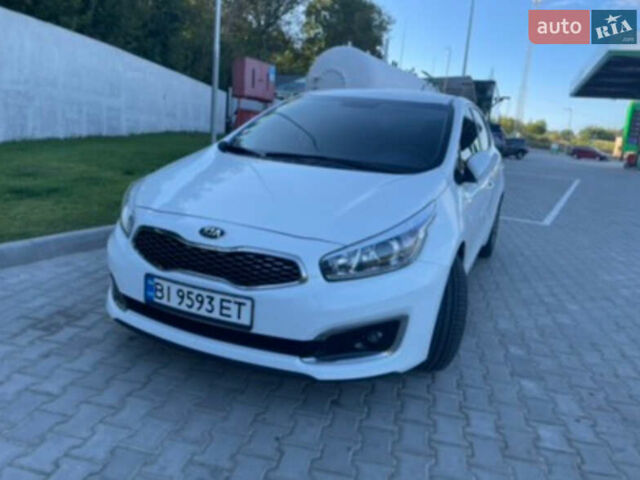 Белый Киа Сид, объемом двигателя 1.59 л и пробегом 52 тыс. км за 15000 $, фото 4 на Automoto.ua