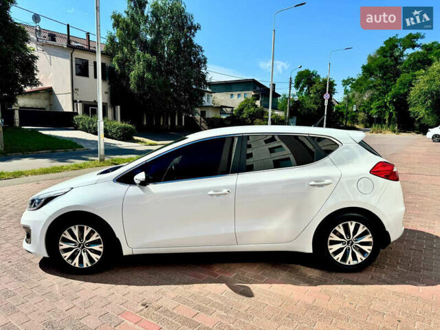 Белый Киа Сид, объемом двигателя 1.59 л и пробегом 52 тыс. км за 15000 $, фото 22 на Automoto.ua