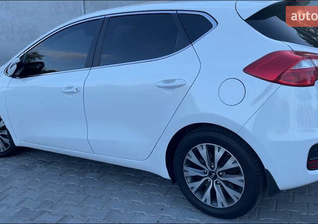 Белый Киа Сид, объемом двигателя 1.59 л и пробегом 52 тыс. км за 15000 $, фото 3 на Automoto.ua