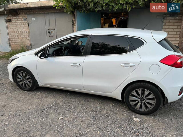 Белый Киа Сид, объемом двигателя 1.59 л и пробегом 52 тыс. км за 15000 $, фото 6 на Automoto.ua