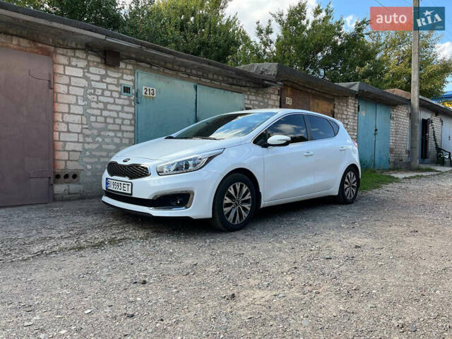 Белый Киа Сид, объемом двигателя 1.59 л и пробегом 52 тыс. км за 15000 $, фото 7 на Automoto.ua