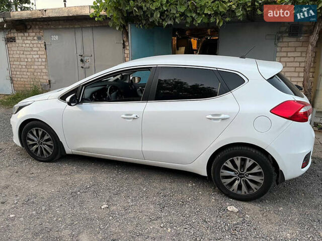 Белый Киа Сид, объемом двигателя 1.59 л и пробегом 52 тыс. км за 15000 $, фото 5 на Automoto.ua
