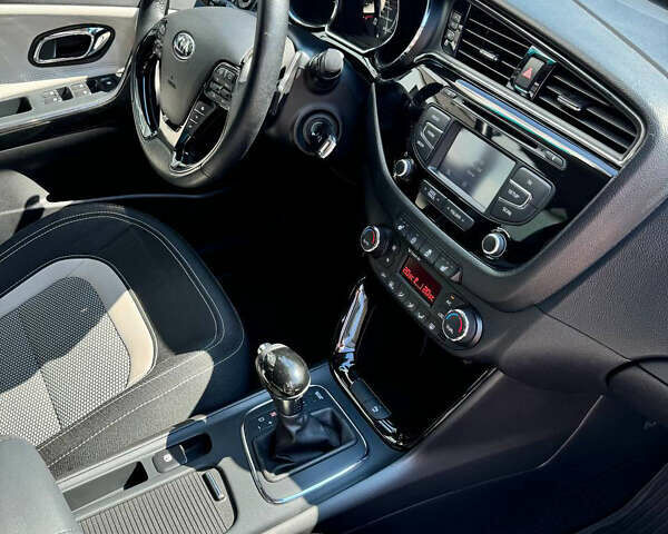 Белый Киа Сид, объемом двигателя 1.59 л и пробегом 52 тыс. км за 15000 $, фото 16 на Automoto.ua