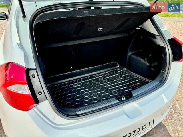 Белый Киа Сид, объемом двигателя 1.59 л и пробегом 52 тыс. км за 15000 $, фото 19 на Automoto.ua